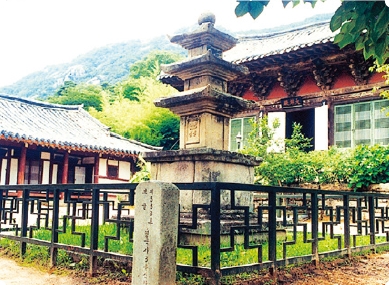 Three-story Stone Pagoda of Yeongguksa Templein Yeongdong