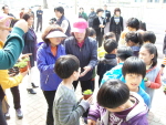 새마을지도자협의회 꽃화분 나눠주기 행사