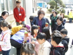 새마을지도자협의회 꽃화분 나눠주기 행사