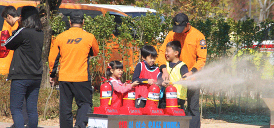 노근리 교육관 야외 운동장에서 어린이 소방교육을 하고 있는 모습