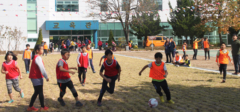 노근리 교육관 야외 운동장에서 어린이들이 축구를 하고 있는 모습