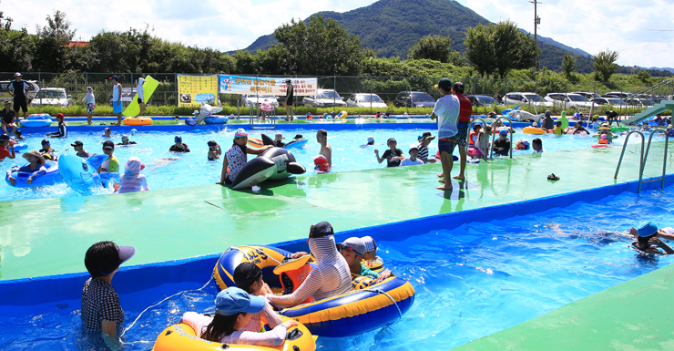 사진13/이곳 물놀이장은 어른과 아이가 함께 즐길 수 있는 유수풀과 풀장이 마련되어 있어서 가족이나 연인이 즐거운 여름의 한 때를 보낼 수 있다.