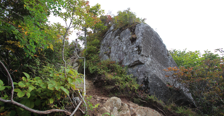 사진16/석기봉이 가까워오는 지점에 이르면 바위지대가 나타난다.